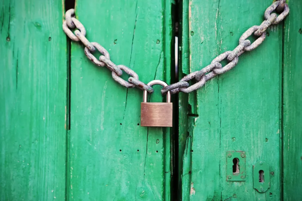 Porte avec une chaine cadenacée, symbolique de se libérer de la culpabilité du burnout